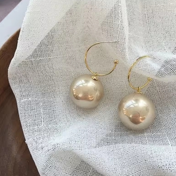 Gold Caramel Pearl Hoop Earrings - Picture 2 of 2